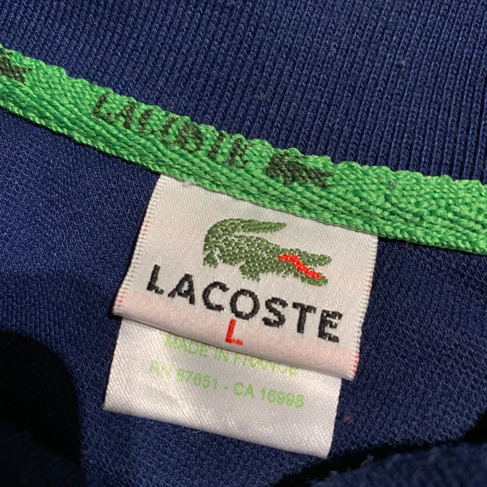 Jag säljer Lacoste Polo eftersom Lacoste är inte längre min still (fait en français). Den är helt klassisk och tröjan är i form och har ingen fläck. Storlek 5/L . Tröjor & Koftor.