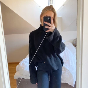 Svart tröja - En lite större tröja från Gina tricot. Väldigt skönt, endast använd ett fåtal gånger
