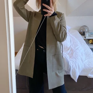 Grön vårjacka - En grön tunn jacka i mockaimitation. Använd ett fåtal gånger, bra skick 