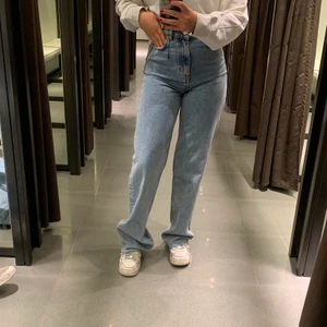 Blåa jeans från zara  - Ett par jätte fina blåa jeans från zara som tyvärr inte kommer till användning. Dom sitter super fint på rumpan och höfterna. Som passar perfekt nu till våren då det är en jätte fin blå färg.