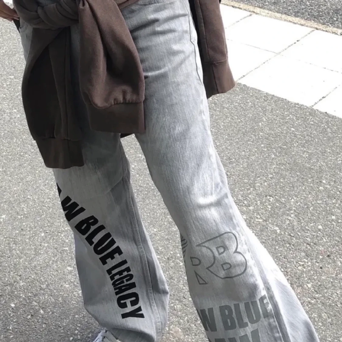 Jeans med text