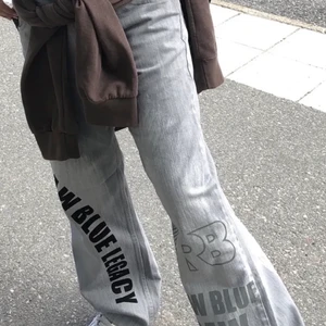Jeans med text - Jätte coola byxor i storlek S skulle jag säga. Lite stora i midjan på mig. Kan frakta eller mötas upp i Kalmar. Frakt kostar 72kr. Buda i komentarerna! ☺️
