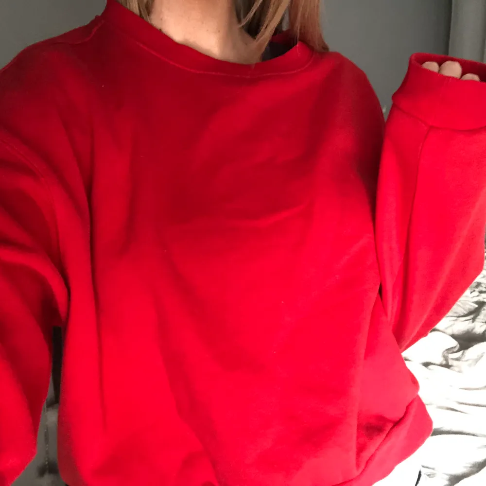 Sweatshirt köpt på h&m för ca 3 år sen. En väldigt fin färg med fin passform. Passar till alla jeans och går att klä upp/ner lätt. Säljer pga brist på användning. Frakt: 60 kr. Tröjor & Koftor.