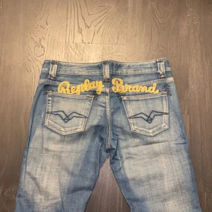 Lågmidjade jeans - Säljer dessa sjukt snygga lågmidjade jeans. Dom är runt storlek xxs och är tighta ner till foten, ett par för 150kr eller alla för 400🤎