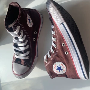 Bruna Converse Chuck Taylor - Bruna Converse Chuck Taylor, hetaste skon just nu!! Storlek 35, 21,5 cm innermått. Sitter som en 36 ✨