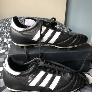 Adidas copa mundial - Säljer mina fotbollsskor adidas copa mundial. En riktig klassiker vädligt bra skick använt den 1 gång och säljer den för att de va för stora för mig. Bra tillslag med dessa oxh väldigt bra passform. Man kan forma dessa till sina fötter eftersom de är gjorda av läder.jag köpte dem för 1600 från intersport.