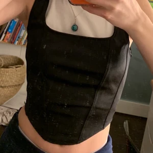 Svart korsett top❤️ - Jättefin svart korsett top jag köpt men aldrig användt! Super fint glänsande material och jättebekväm💕❤️Skriv till mig om ni har frågor eller vid intresse☺️❤️