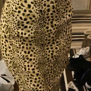 Leopard kjol - Leopard kjol STL m Sitter sexigt på formerna.