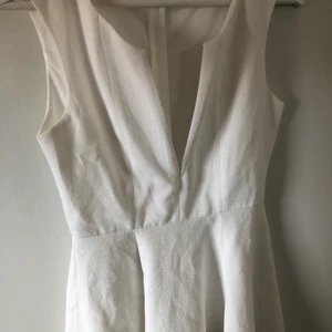 Vit klänning - Vit klänning, strl 34, okänt märke. Köpt på secondhand, aldrig använd. Frakt tillkommer!