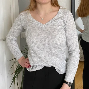 Snygg ribbad tröja  - Säljer en grå ribbad tröja, fint skick. 