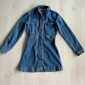 Jeansklänning - Sååå fin jeansklänning från NAKD. Använd 1 gång 