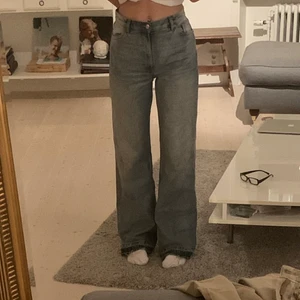 Wide leg jeans - Säljer dessa assnygga jeans då de inte kommer till någon användning längre. De är väl använda men är i fint skick!