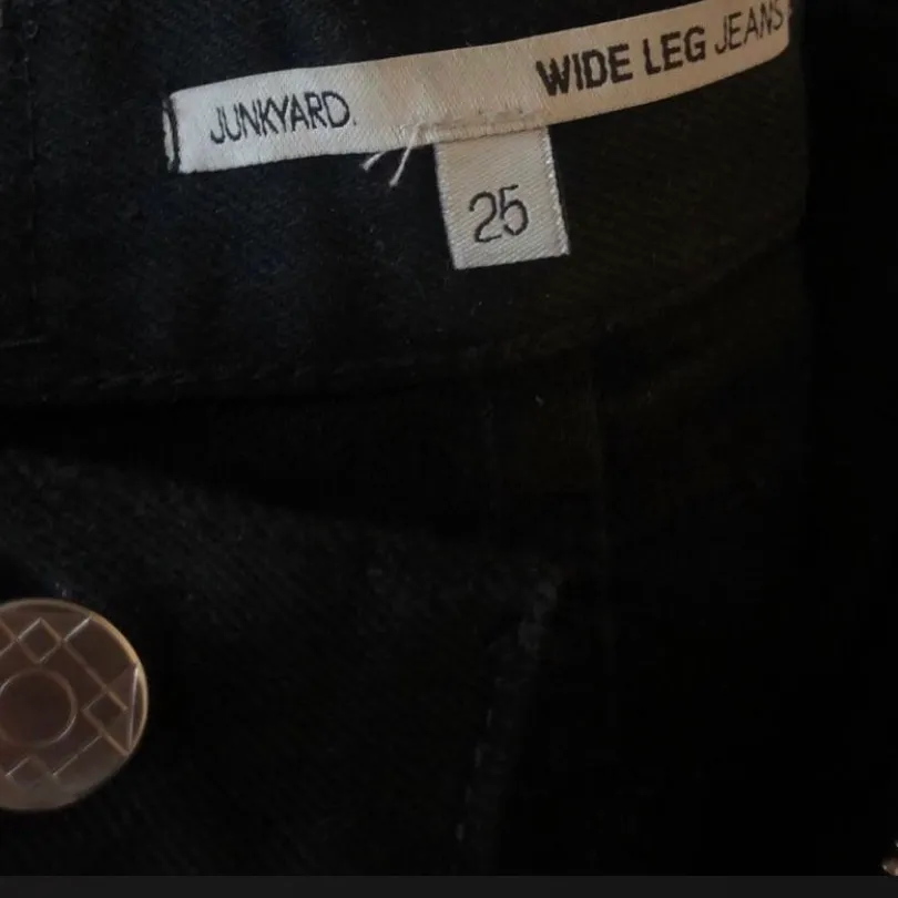 Snygga raka svarta jeans från Junkyard i storlek 25. Perfekt längd på mig som är 166 cm! Knappt använda🥰  nypris 499kr. Jeans & Byxor.