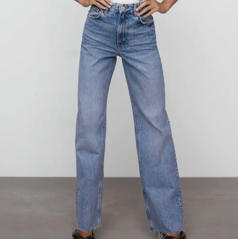 Säljer nu ett par snygga och helt oanvända jeans i storlek 38 från zara. Nyskick dock inga lappar kvar. Säljer pga att de inte passade så bra på mig. Frakt ingår ej. Nypris: 399kr. Jeans & Byxor.
