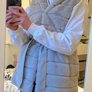Fluffig väst💞 - En snygg fluffig grå väst från NewYorker💞 passar till mycket och är otroligt len! Köparen står för frakten.
