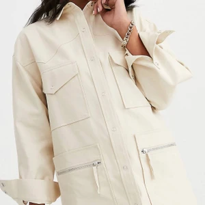 Skjortklänning från asos - Svinball sandfärgad skjortklänning i cargomodell från Asos. Köptes för ett år sedan och tyvärr har aldrig använts. Funkar lika snyggt som overshirt 😍 Storlek 38, köpt för över 500, säljer för 200 ❤️