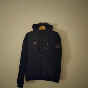 Sail Racing höst/vårjacka - Hej, säljer min Sail Racing Antarctica Hybrid Hood jacka pga att jag har ingen användning för den längre. Den är köpt för 3500kr, Den är sällsynt och väldigt bekväm, storlek M och färgen är svart och mörkt matt grå. Frakt går men Swish ska ske innan annars går den att hämta upp i Katrinaholm och det går att pruta lite vid snabb köp, passa pååå!!
