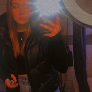 Skinväst från Zara - Skitsnygg oversized skinväst från Zara! Helt perfekt nu till våren, säljes på grund av att den inte används längre, västen är knappt använd.❤️ Västen är köpt för ca 600 kr, priset kan diskuteras vid snabb affär 