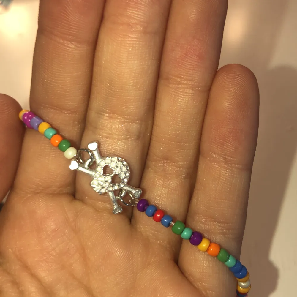 Säljer detta halsband ifrån @jewelrybijoux_, halsbandet är super fint och älskar verkligen dödskallen🌈⚡️. Accessoarer.