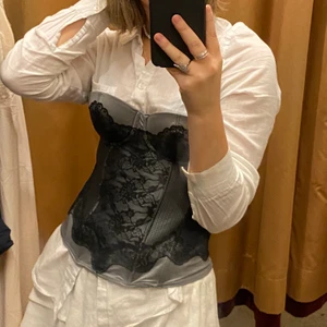 Korsett - Säljer denna korsett ursprungligen från hm men köpt här på plick för totalt 280 kr. Säljer då den är snäppet för stor för mig. Storleken är 75B💞 De två sista bilderna är lånade från hon jag köpte den av, skriv privat om fler bilder önskas🥰 