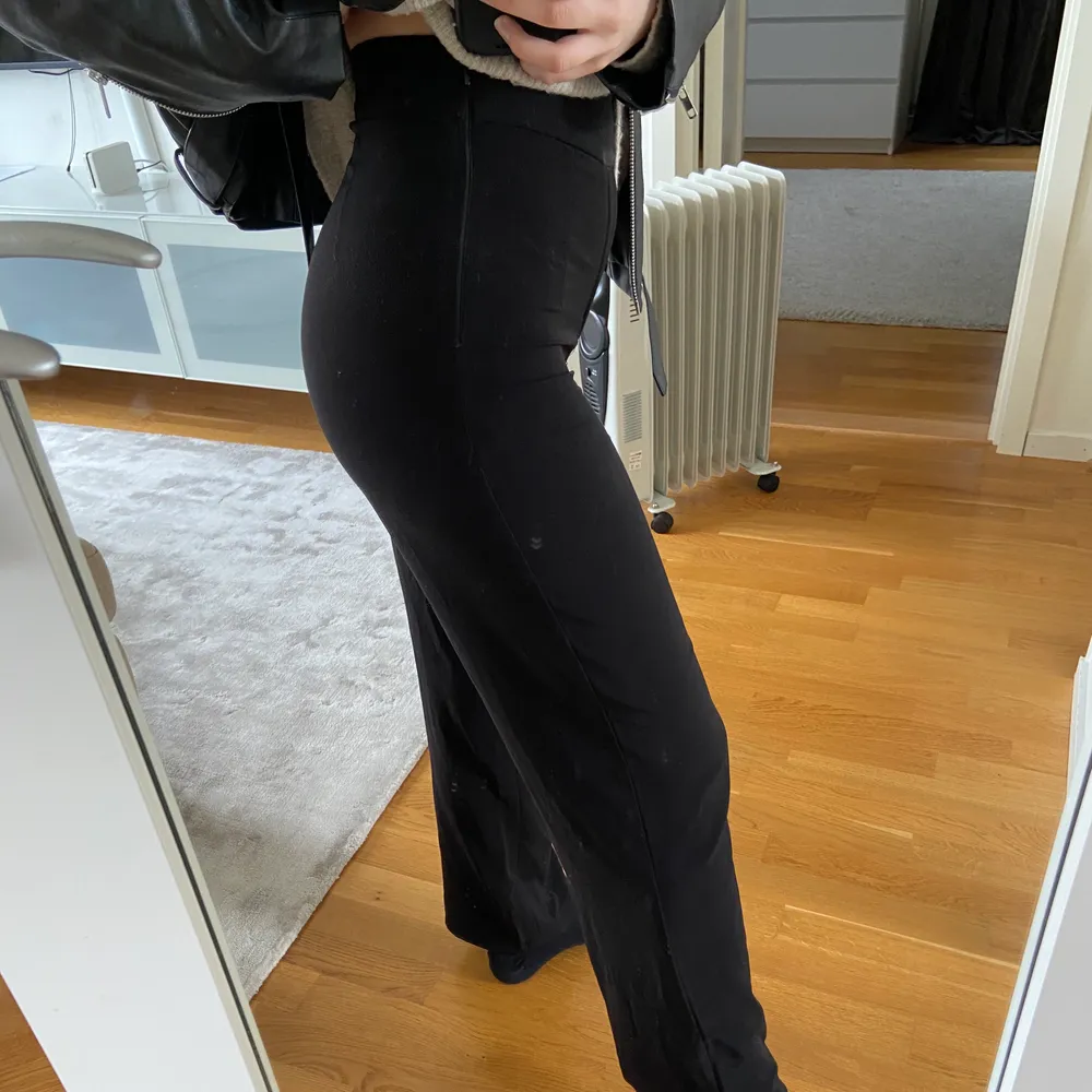 Ett par jättefina och sköna kostymbyxor från Bikbok! Obs!!! Fläckarna är på spegeln inte på byxorna. Jeans & Byxor.