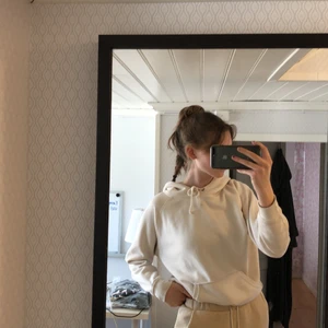 Vit Hoodie från bikbok - En vit hoodie från bikbok i storlek M, köptes för 299kr. Jag säljer för att jag har tröttnat på den och den är oxkså kort i ärmarna på mig🤍 Den är lite nopprig, främst på fickan och ärmara, frakt tillkommer på 66📦