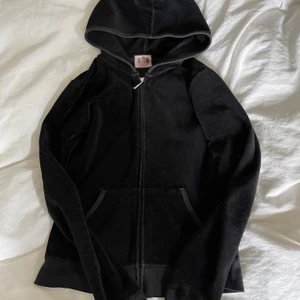 Juicy couture  - Skit snygg tröja med dragkedja från juicy couture med ballt tryck. Säljer pga att den är för liten tyvärr. BUDA i kommentarerna!! Budgivningen avslutas 30/3 kl 20.00