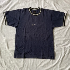 Nike t-shirt i storlek S - Den är i superfint skick helt utan någon skada☺️ Den är normal i passform och är i storlek S. Om du har andra frågor så är det bara att ställa dom så svarar vi direkt!🤍