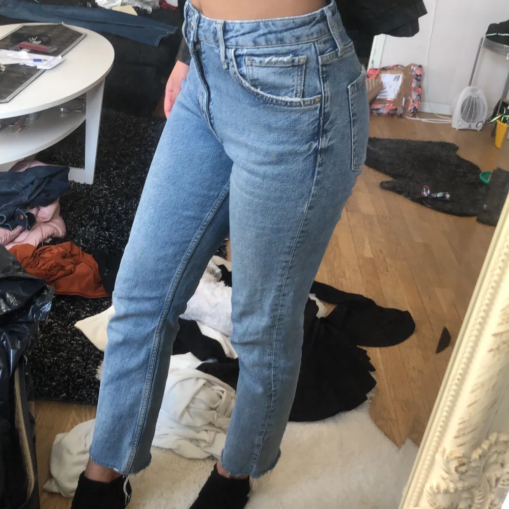 Fina blåa jeans från Zara, använt ett par gånger. Modellen är straight jeans, men dom är lite kom jeans aktiga skulle jag säga. Storleken är 38, lite pösiga (se bilder) . Jeans & Byxor.