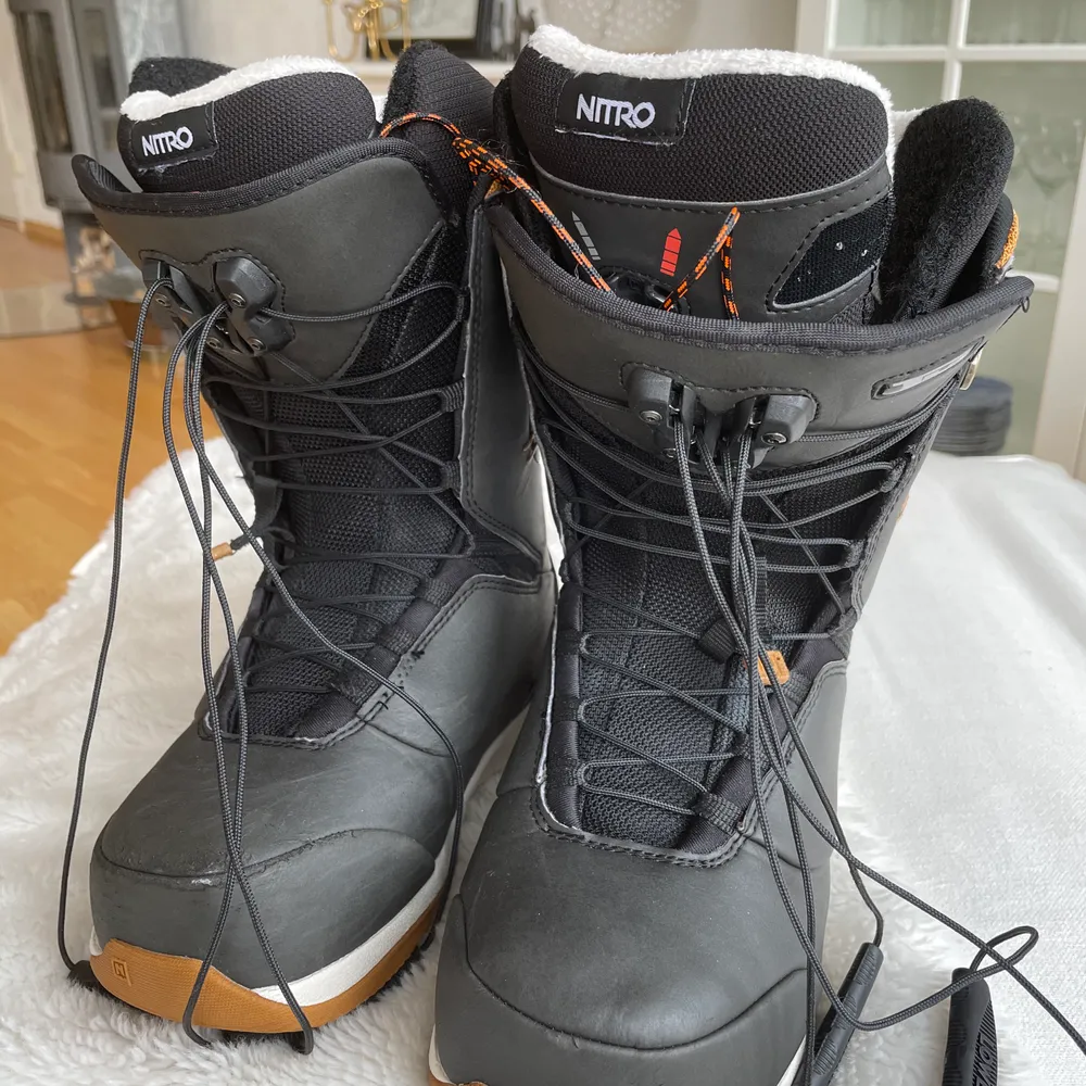 Svarta nitro snowboard boots. Storlek 40 2/3. Använda 2 vintrar. I bra skick men har lite slitningar och lite av en söm har gått upp (se bild 3). Skor.