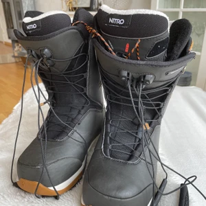 Snowboard boots - Svarta nitro snowboard boots. Storlek 40 2/3. Använda 2 vintrar. I bra skick men har lite slitningar och lite av en söm har gått upp (se bild 3)