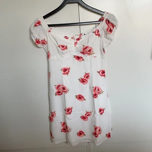 Supersöt sommarklänning från Forever21 - Säljer en så söt klänning från forever21 som tyvärr inte kommer till användning. Endast använd en gång och är i storlek XS men passar även S. Kort och offshoulder med fint rosmönster. Köparen står för frakten. Kan även mötas upp ☺️