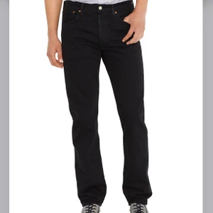 Levis 501  - Svarta levis 501 knappt använda och jätte fint skick. 32 i midja men skulle säga lite mer som 31. Kom med bud!!🤪