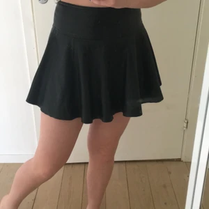 Skintjol från Gestuz  - Storlek 34 men kan även passa 36 använd men i väldigt bra skick och material. Ganska kort 