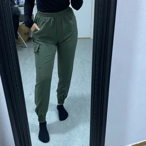 Mulaya byxor - Säljer mina sköna byxor som är perfekta nu till sommaren. De har detaljer som kan göra en hel outfit, färgen samt materialet gör verkligen mycket. De är köpta förra året från Mulaya. De är använda en gång och är i super bra skick✨ De är i storlek M men jag är en S och ni ser hur de sitter på. Osäker om jag ska sälja så lägg gärna bud.🥰