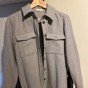 Skjorta i ylle -  Ylleskjorta strl XS - Använd fåtal gånger, så gott som ny. - Köpt för 899kr