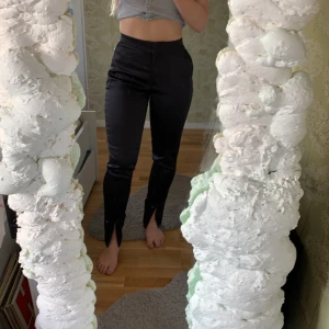 kostymbyxor - glansiga satinbyxor från hm. 