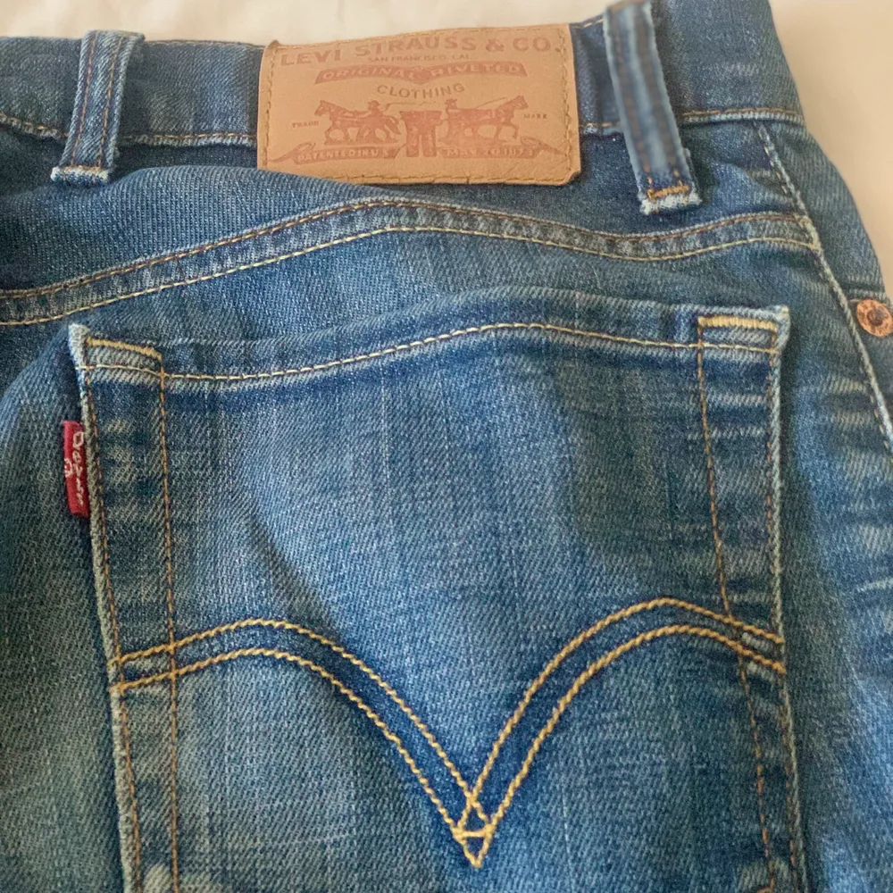 Retro jeans från levi’s med låg midja. Super snygg färg. Passar Xs och S!. Jeans & Byxor.