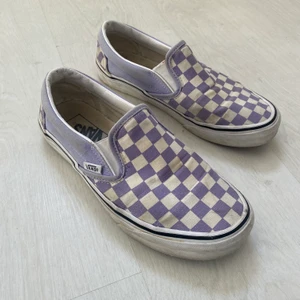 rutiga vans - säljer dessa lila rutiga vans. väl använda men ändå i ett bra skick. supercoola och snygga till sommaren🤍