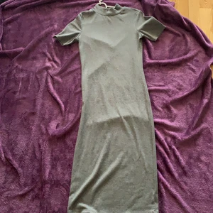 Klänning  - Nyskick klänning som är lång och fin och framhäver dina kurvor. 