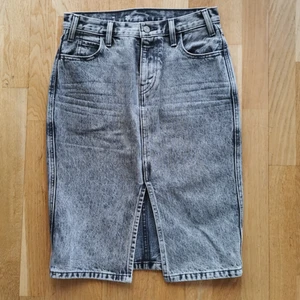 Levi's Jean skjol stl. 26 - Oanvänd jeans Kjol pga för liten. Kjolen har en tajt passform och går strax nedanför knänen. Kan användas året runt! 