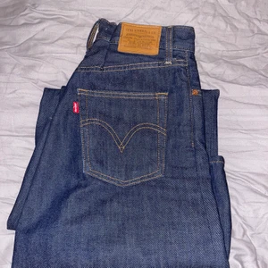 Levis byxa - ”Ribcage wide leg 28”, sitter som på bilden från hemsidan men i färgen blå! Jag har sytt in dem lite i midjan som ni ser på 3:e bilden, jätte fint fall och super sköna😍 Använda 1 gång! Nypris 1 249kr