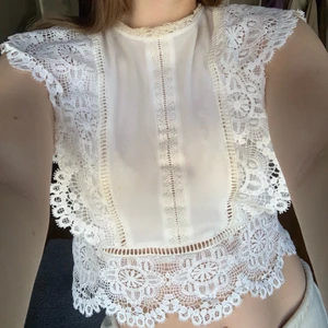 mycket sött linne - en perfekt topp till sommaren. mycket fin! ben vit färg.