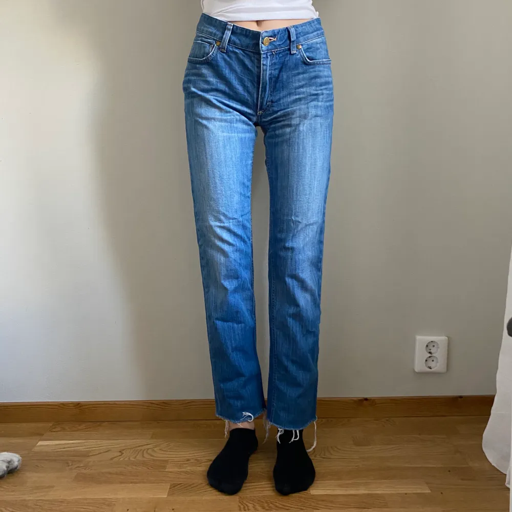 Ett par skitsnygga straight jeans köpta på second hand för 170kr. Märket är Hope och storleken är 29 i midjan🌞 säljer för att dom är för stora i midjan på mig då jag har strl27🥺. Jeans & Byxor.