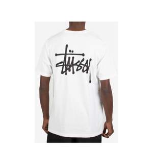 Vit stussy t-shirt i herrmodell. Stort tryck på ryggen samt ett litet på framsidan. Hyfat använd men ändå i bra skick! Lite urtvättad. Frakten ingår i priset. Hör av er vid fler frågor! 😇