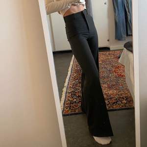 Ursnygga kostymbyxor från Zara i storlek xs. Sista bilden är lånad från Hanna Schönberg!!💕💕