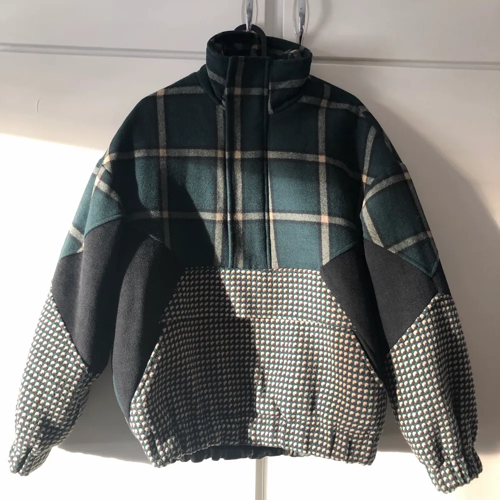 Almost new bomber jacket. Very vintage-like style. It is a quite thick jacket which can be worn during winter.  Size: s Chest: 116cm Length: 68 cm. Jackor.