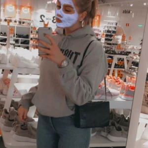 Grå thasher - Säljer min thrasher Hoodie då jag inte känner att den kommer till användning längre! Bra skick utom att smörerna är något skadade & trycket lite sprucket🤍