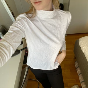 Vit polotröja  - Vit polotröja från Monkey i storlek M, använt ett fåtal gånger. Stretchigt och bekvämt material! 