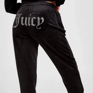Juciy couture byxor  - Lägger ut igen pga oseriös köpare! Byxorna är i nyskick och har använts max 1-2 gånger ☺️ Nypris är runt 800 kr å budar från 300 kr. Såklart äkta och kan skicka mer bilder om det behövs 🥰 BUD 400 kr